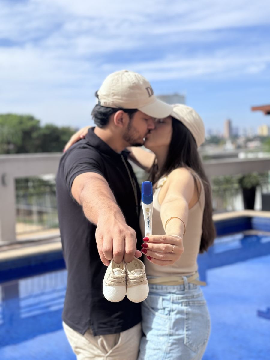 Anúncio de gravidez — casal